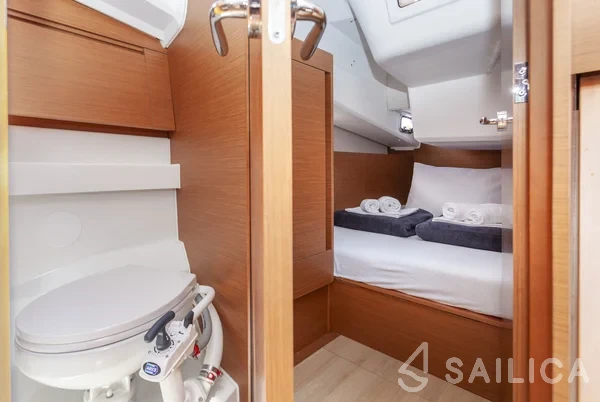 Sun Odyssey 410 - Photo #17 Sun Odyssey 410 - Yacht Charter Sailica