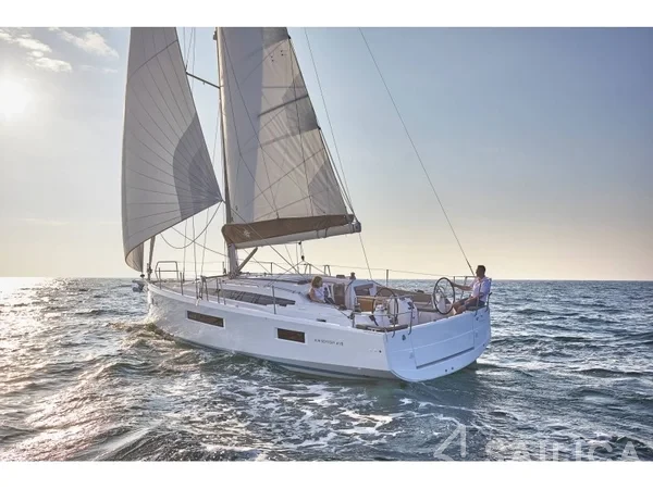 Sun Odyssey 410 - Photo #4 Sun Odyssey 410 - Yacht Charter Sailica
