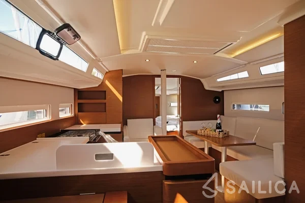 Sun Odyssey 410 - Photo #29 Sun Odyssey 410 - Yacht Charter Sailica