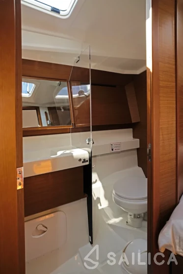 Sun Odyssey 410 - Photo #21 Sun Odyssey 410 - Yacht Charter Sailica