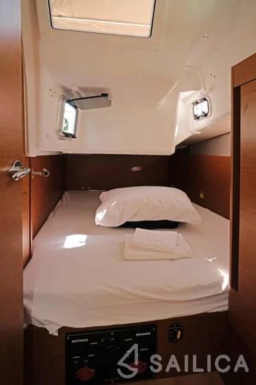 Sun Odyssey 410 - Photo #23 Sun Odyssey 410 - Yacht Charter Sailica