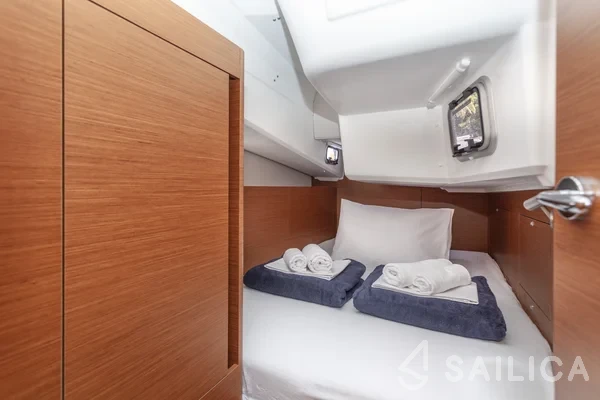 Sun Odyssey 410 - Photo #16 Sun Odyssey 410 - Yacht Charter Sailica