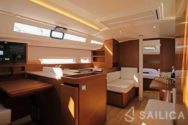Sun Odyssey 410 - Photo #26 Sun Odyssey 410 - Yacht Charter Sailica