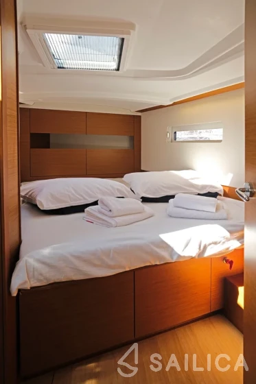 Sun Odyssey 410 - Photo #28 Sun Odyssey 410 - Yacht Charter Sailica