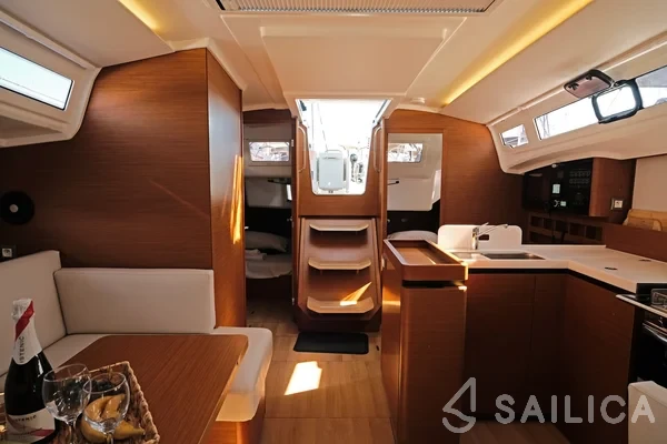 Sun Odyssey 410 - Photo #27 Sun Odyssey 410 - Yacht Charter Sailica