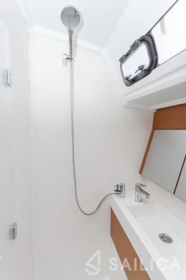 Sun Odyssey 410 - Photo #19 Sun Odyssey 410 - Yacht Charter Sailica
