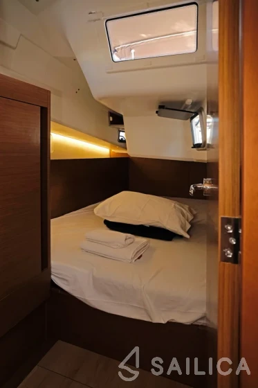 Sun Odyssey 410 - Photo #20 Sun Odyssey 410 - Yacht Charter Sailica