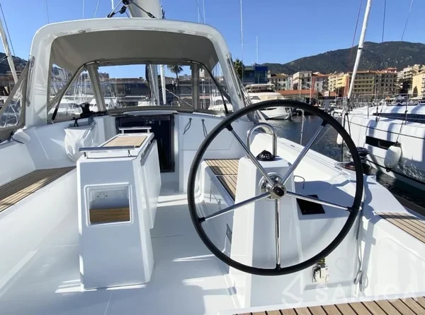 Oceanis 38.1 - Yacht Charter Sailica