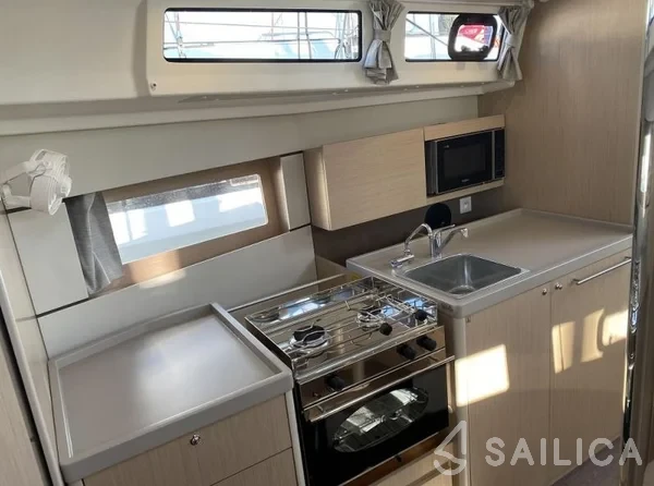 Oceanis 38.1 - Yacht Charter Sailica