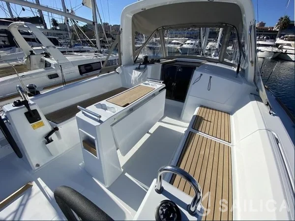 Oceanis 38.1 - Yacht Charter Sailica