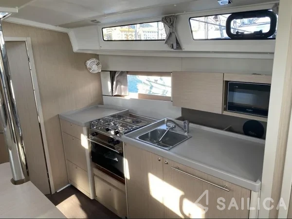 Oceanis 38.1 - Yacht Charter Sailica