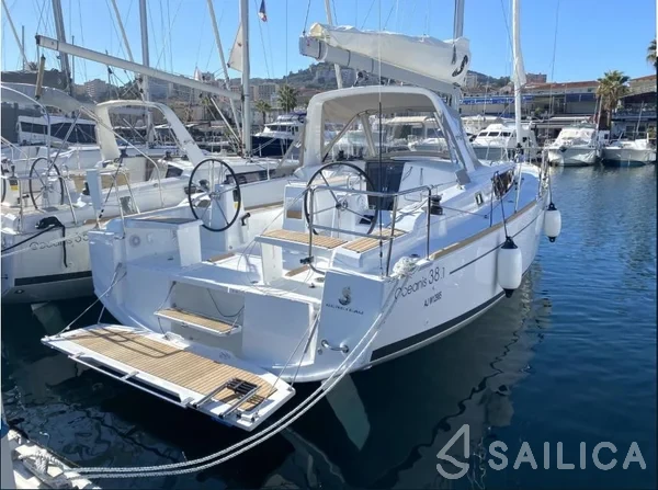 Oceanis 38.1 - Yacht Charter Sailica