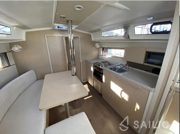 Oceanis 38.1 - Yacht Charter Sailica
