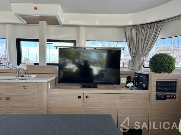 Lagoon 43 Power - Yacht Charter Sailica