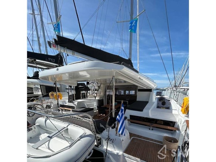 Lagoon 43 Power - Yacht Charter Sailica