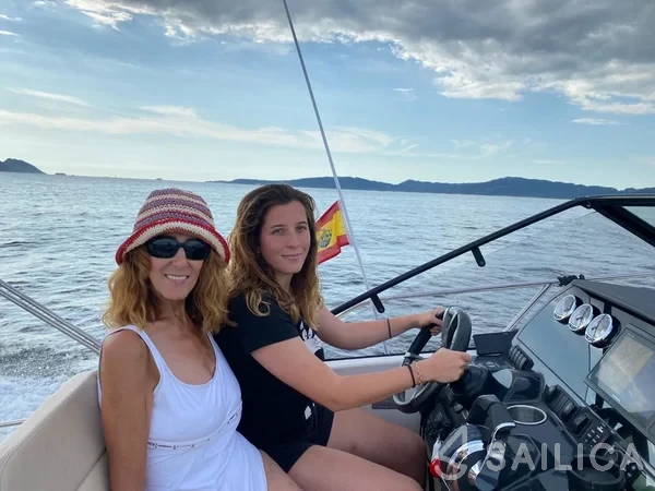 Quicksilver 875 - Yacht Charter Sailica