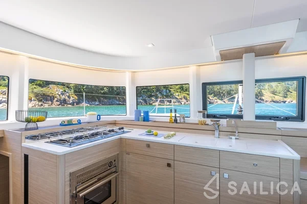 Lagoon 43 Power - Yacht Charter Sailica