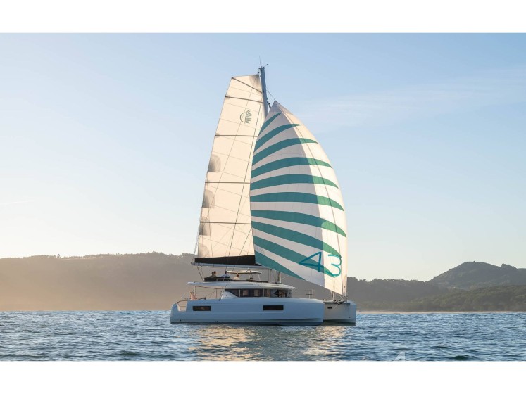 Lagoon 43 Power - Yacht Charter Sailica