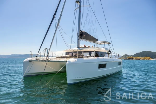 Lagoon 43 Power - Yacht Charter Sailica