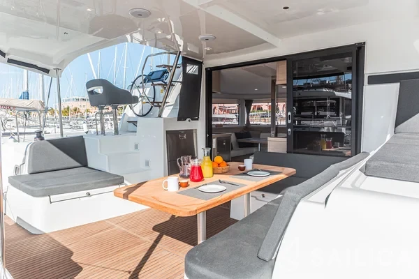 Lagoon 42 - Yacht Charter Sailica