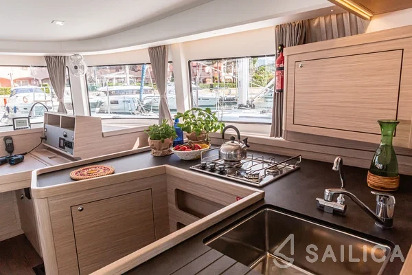 Lagoon 42 - Yacht Charter Sailica
