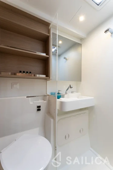 Lagoon 43 Power - Yacht Charter Sailica