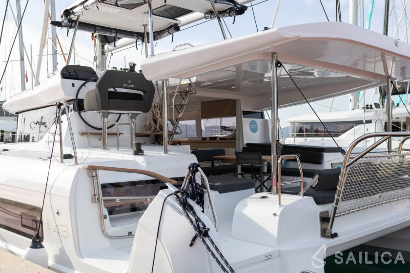 Lagoon 43 Power - Yacht Charter Sailica