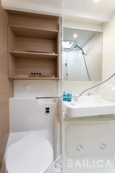 Lagoon 43 Power - Yacht Charter Sailica