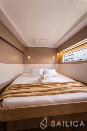 Lagoon 43 Power - Yacht Charter Sailica