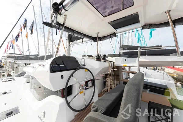 Lagoon 43 Power - Yacht Charter Sailica