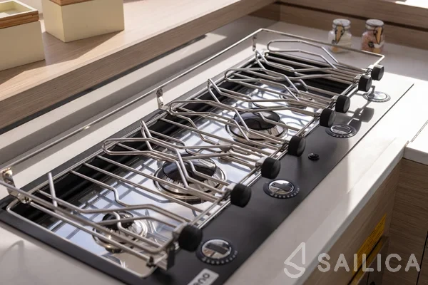 Lagoon 43 Power - Yacht Charter Sailica