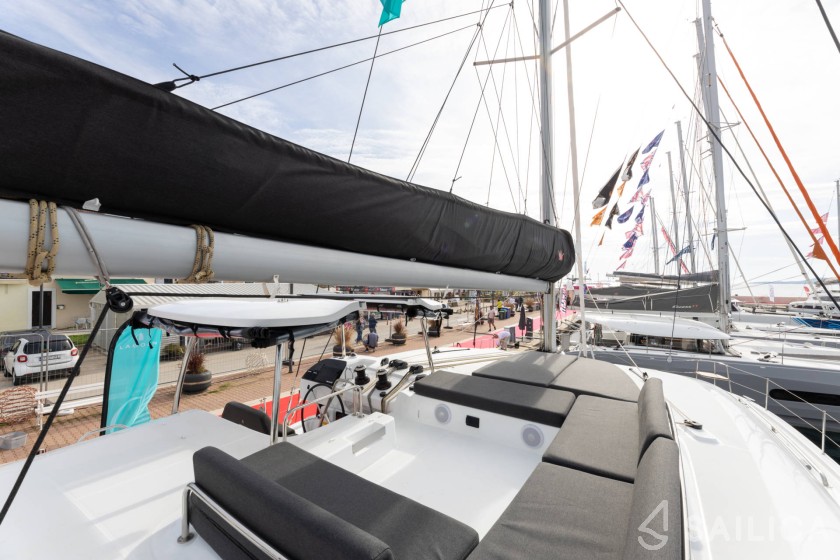 Lagoon 43 Power - Yacht Charter Sailica
