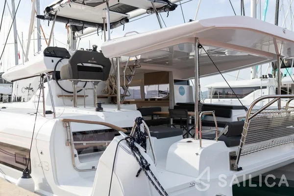 Lagoon 43 Power - Yacht Charter Sailica