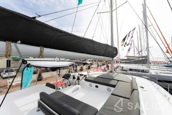 Lagoon 43 Power - Yacht Charter Sailica