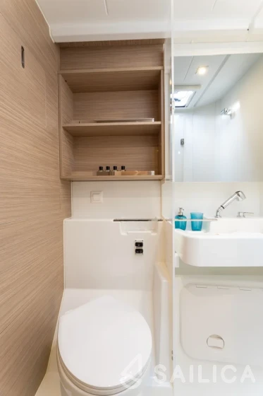 Lagoon 43 Power - Yacht Charter Sailica