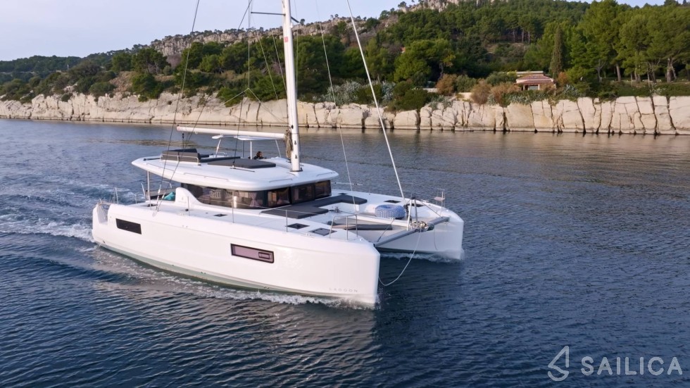 Lagoon 43 Power - Yacht Charter Sailica