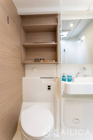 Lagoon 43 Power - Yacht Charter Sailica