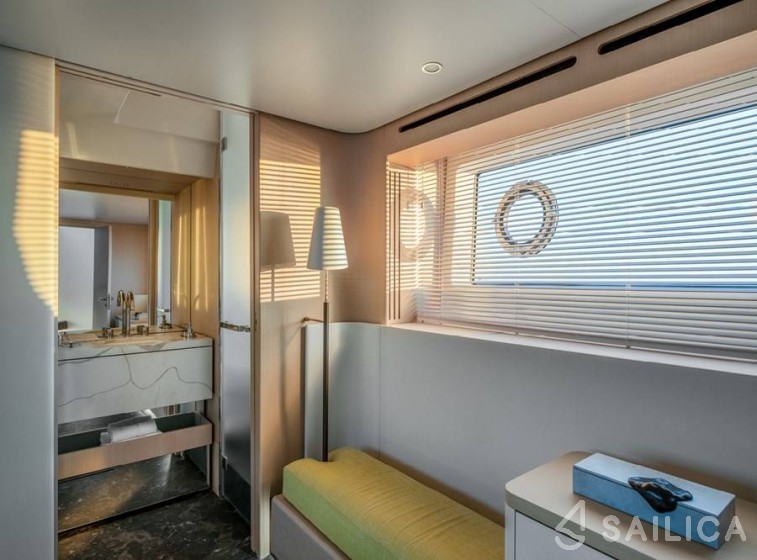 Azimut 68 - Yacht Charter Sailica