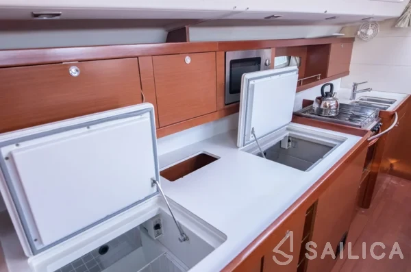 Oceanis 50 Family - Yacht Charter Sailica