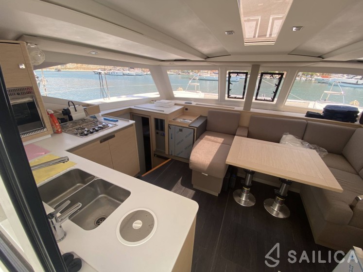 Isla 40 - Yacht Charter Sailica