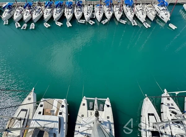 Lagoon 450  Flybridge - Yacht Charter Sailica