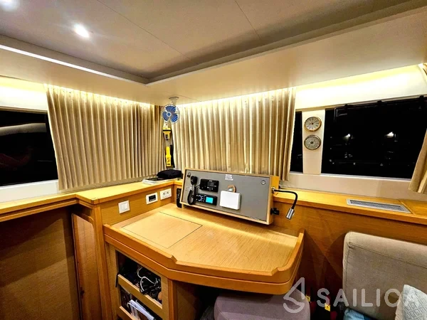 Lagoon 450  Flybridge - Yacht Charter Sailica