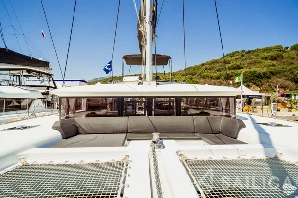 Lagoon 450  Flybridge - Yacht Charter Sailica