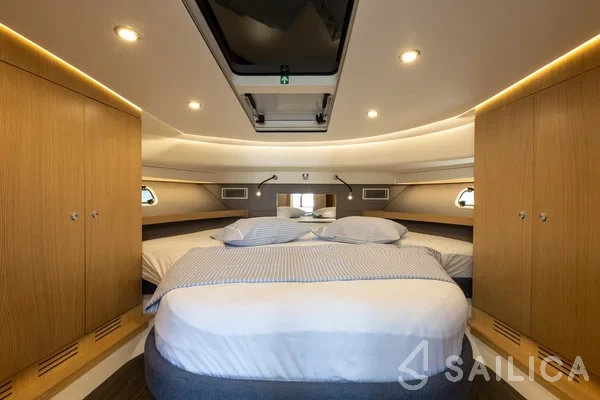 Nimbus 405 Flybridge - Yacht Charter Sailica