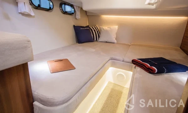 Nimbus 405 Flybridge - Yacht Charter Sailica