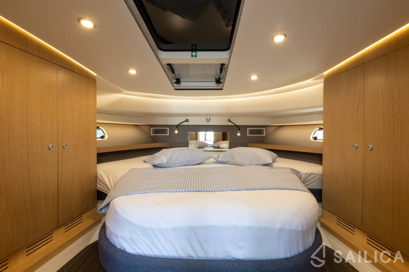 Nimbus 405 Flybridge - Yacht Charter Sailica