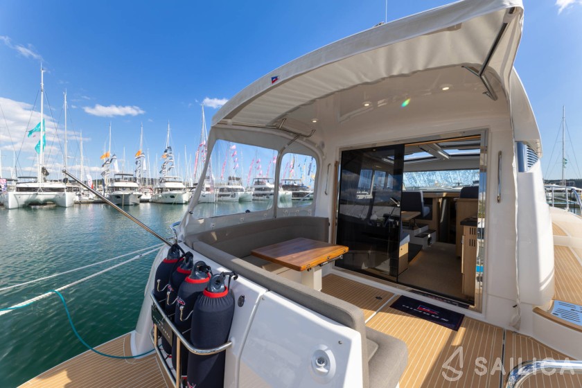 Nimbus 405 Flybridge - Yacht Charter Sailica