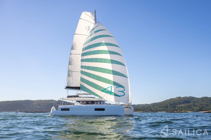 Lagoon 43 Power - Yacht Charter Sailica
