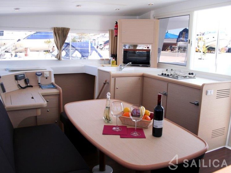 Lagoon 400 - Yacht Charter Sailica