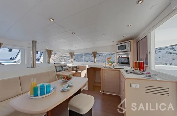 Lagoon 400 - Yacht Charter Sailica
